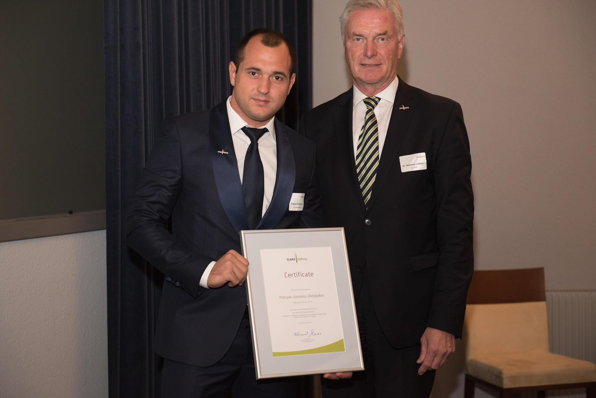 Пресиян Желязков получава сертификата си.jpg